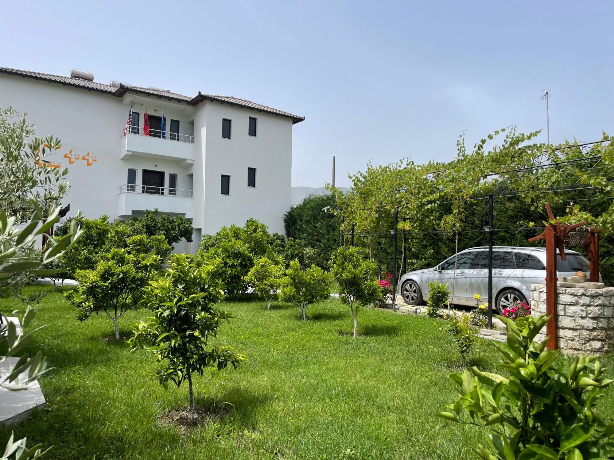 Hotel Vila C Plus Plus Берат Экстерьер фото